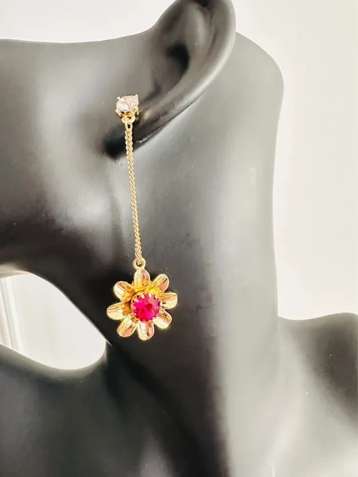 🌸 Boucle d’oreille pendante Betsey Johnson – Fleur dorée & cristal rose fuchsia - photo numéro 4