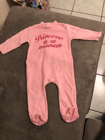 Pyjama princesse à sa maman