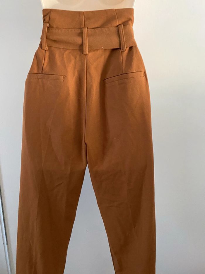 Bershka pantalon t 32  taille haute entre  marron moutarde des photos représentent bien la couleur - photo numéro 18