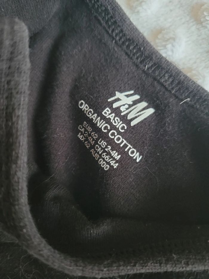 T-shirt manches longues noir uni H&M  2-4 mois (62 cm) Look mixte - photo numéro 3