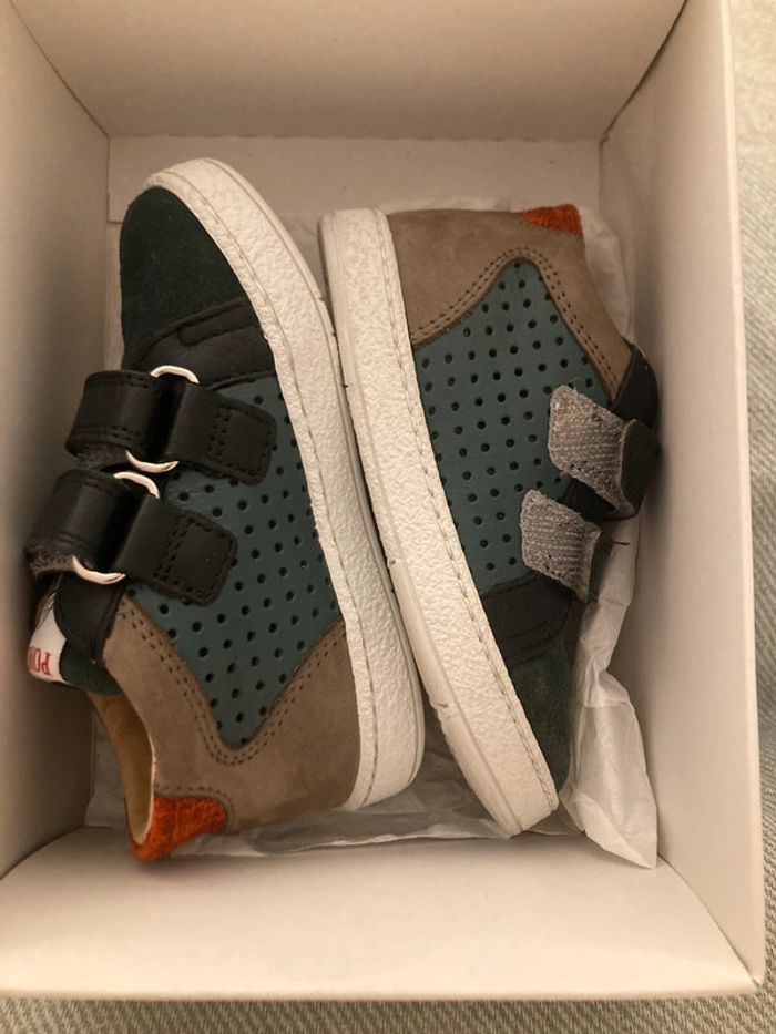 Chaussures enfant neuves / 21