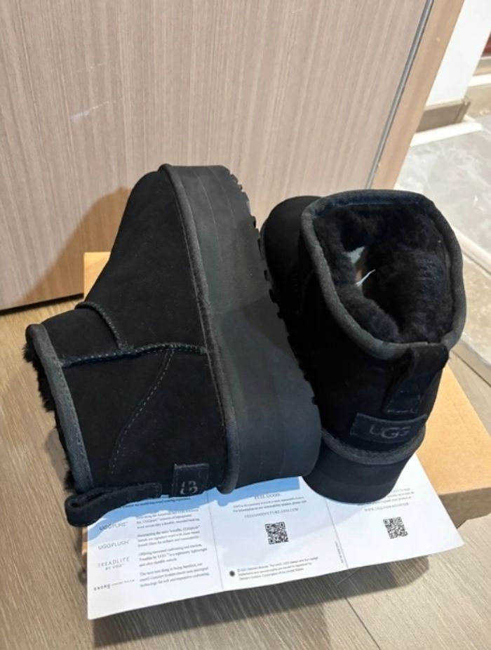 Bottes de neige UGG à talons hauts, noires, pointure 40 - photo numéro 5