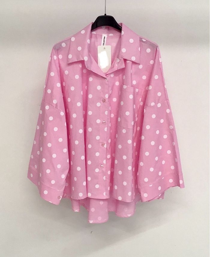 Chemise rose à pois blancs oversize – style tendance