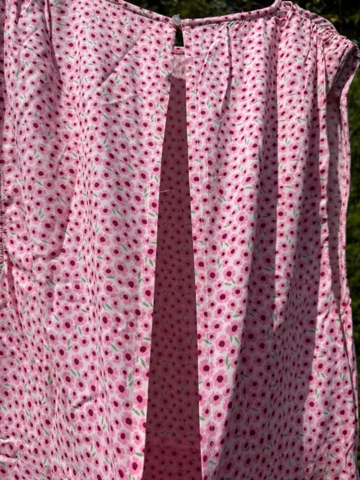 Robe rose à motif floral avec ouverture dans le dos – Marque Kiabi - photo numéro 4