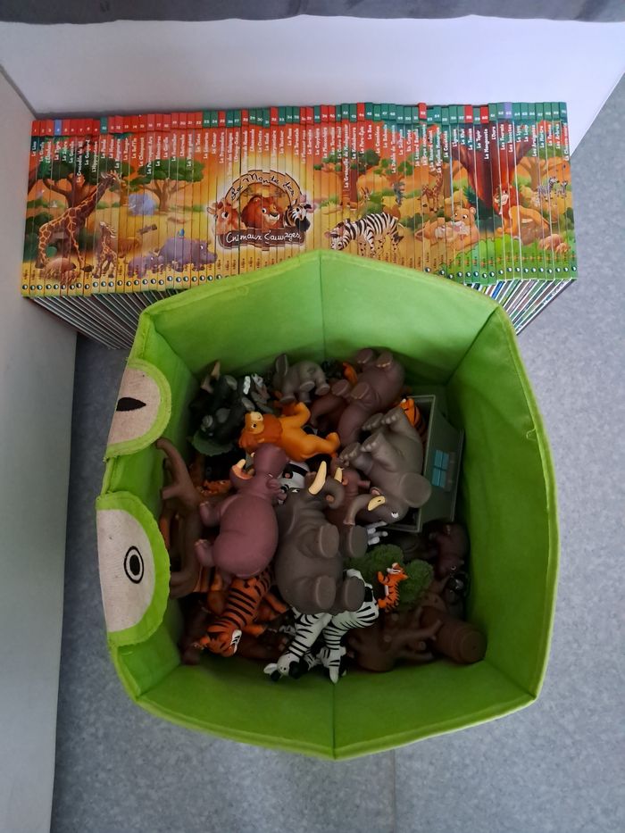 Lot livres et animaux de la collection le monde des animaux sauvage