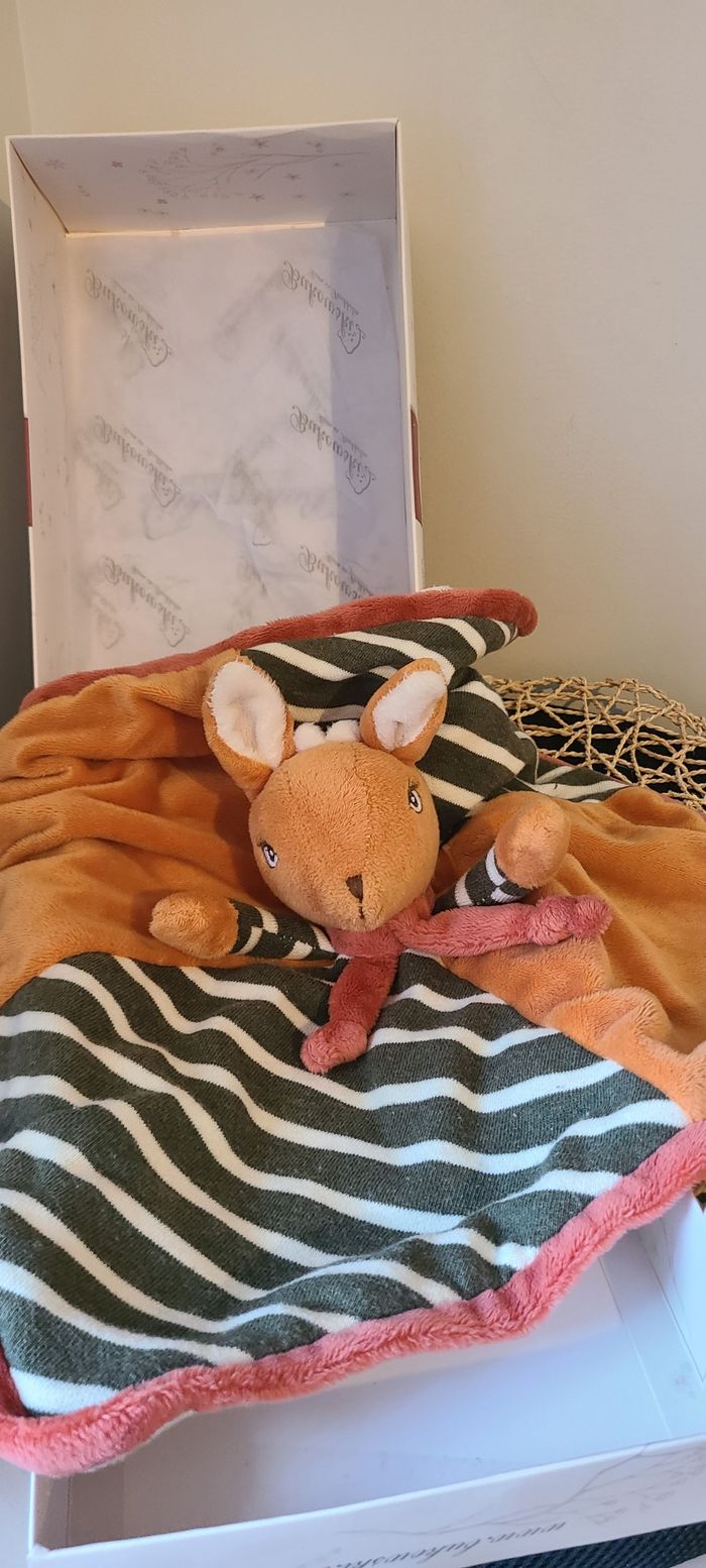 Doudou Plat Attache Tétine BUKOWSKI Biche Verte Kaki et Orange Neuf En Boite - photo numéro 3