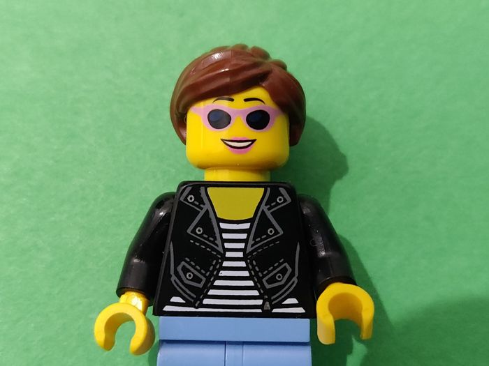 Figurine Lego Femme blouson en cuir - Excellent état - vrai Lego - photo numéro 3