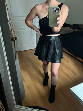 Jupe en similicuir noir taille 36