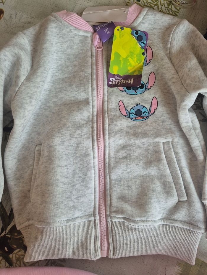 Ensemble survêtement stitch 4 ans neuf - photo numéro 3