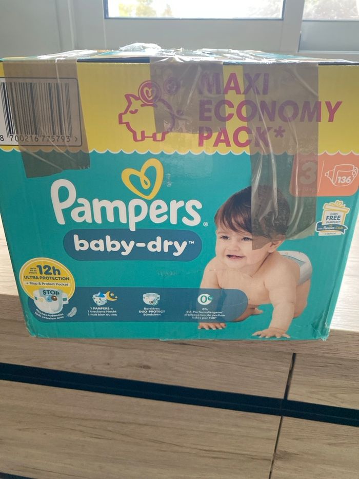 Carton de  136 couches  Pampers