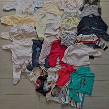 Lot vêtements variés 30 pièces 6 mois