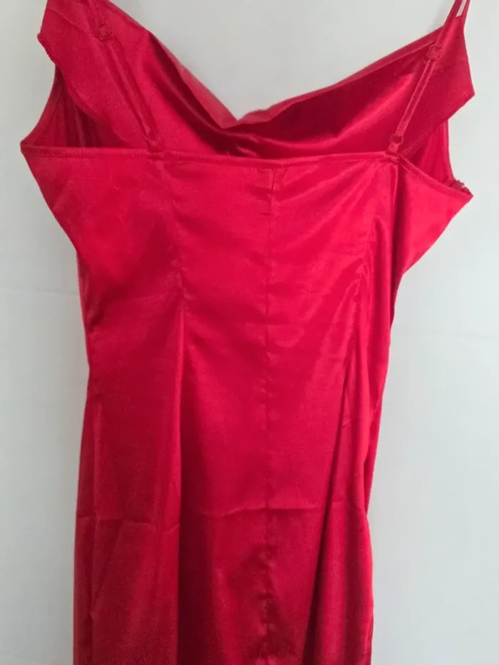 Robe rouge en satin - photo numéro 5