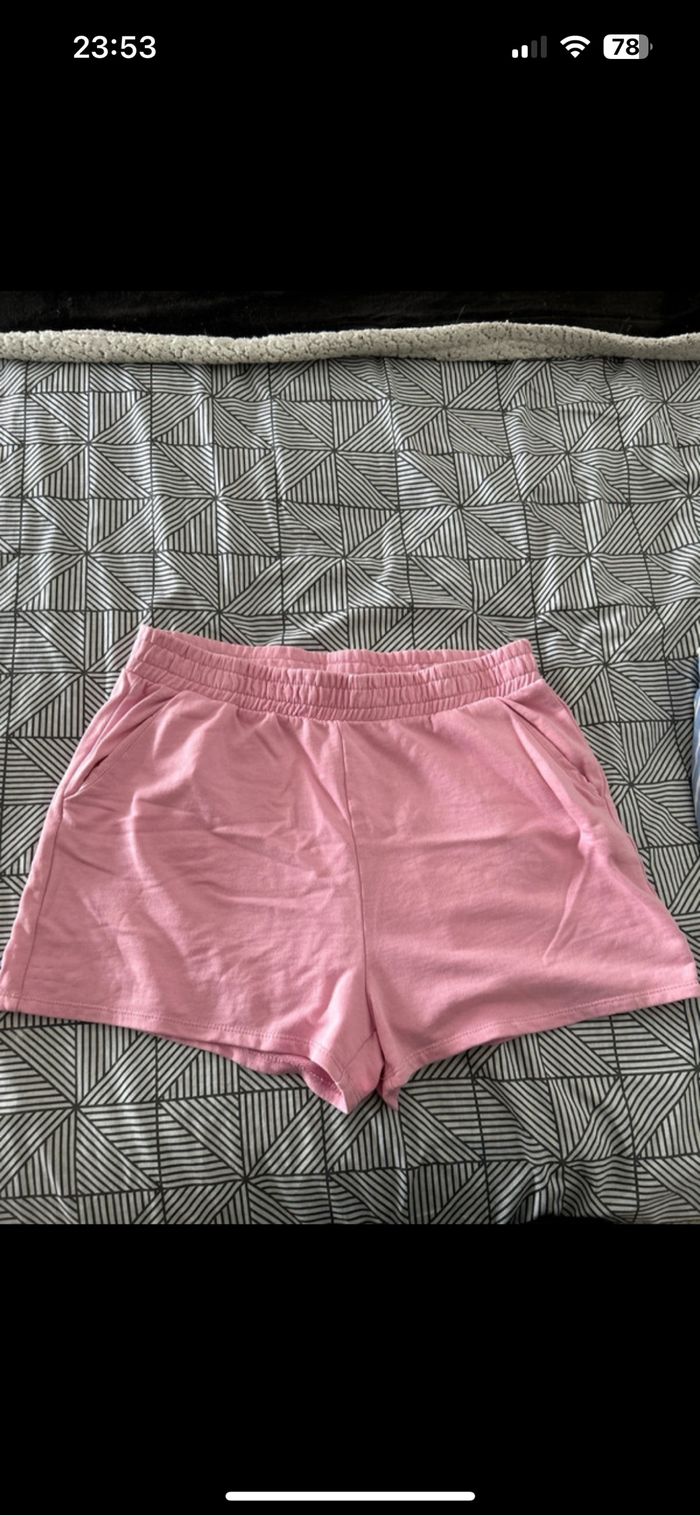 Short neuf