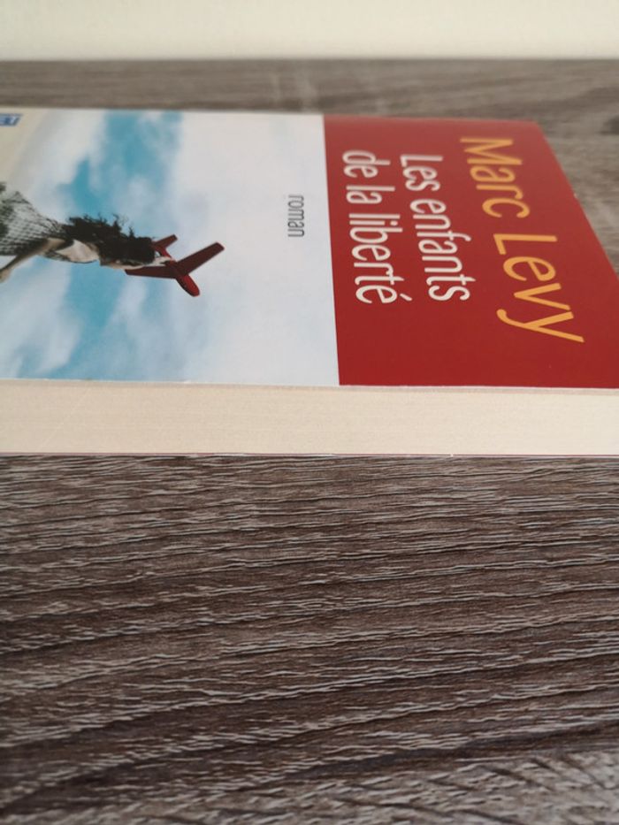 Livre Les enfants de la liberté de Marc Levy - photo numéro 3