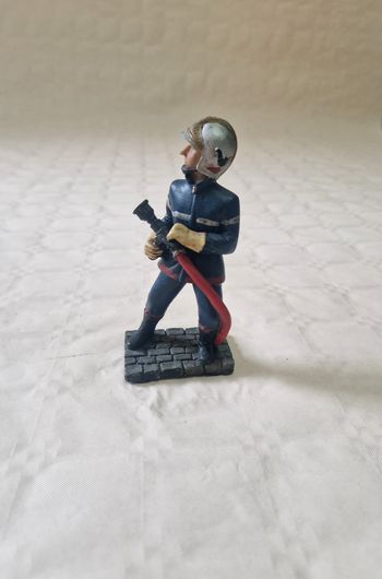Figurine / statuette , pompier avec sa lance