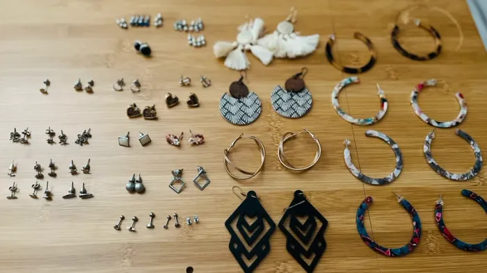 Lot de boucles d’oreilles et piercings