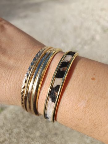 Lot bracelets dorés et 1 imprimé léopard tendance