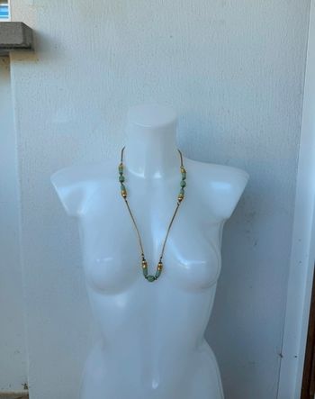 Collier doré avec perles vert d'eau vintage