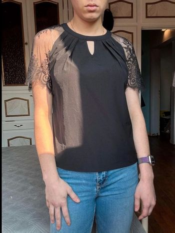 Haut  noir Guess  avec dentelle aux épaules  -  taille  XS -  très bon état