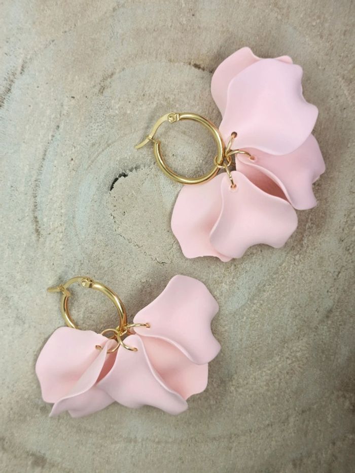 Superbes créoles à pétales acryliques roses pâles
