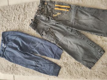 2 pantalons taille 4 ans