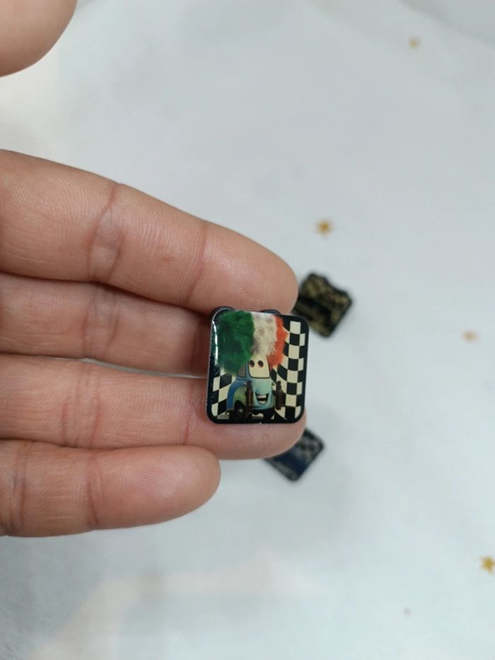 Pin's pins badge personnage Pixar cars figurine ami Friends flash McQueen - photo numéro 2