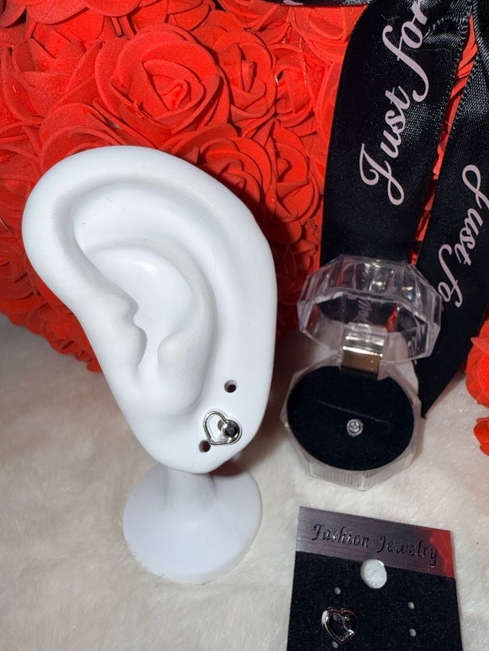 🖤 Boucles d’oreilles cœur argenté et pierre noire – Élégance intemporelle 🖤