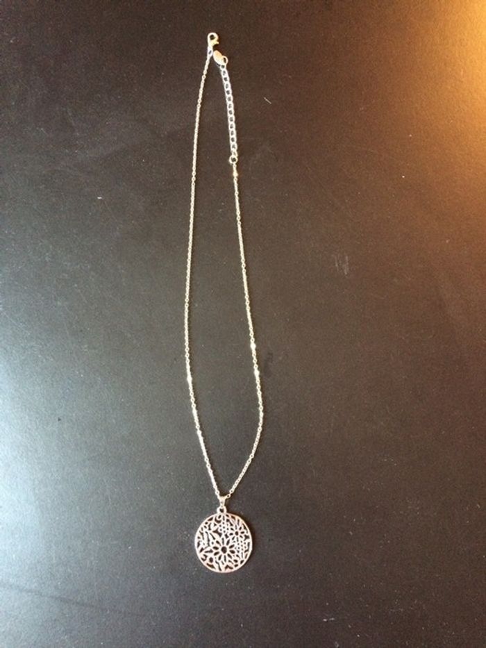 Collier avec pendentif rond avec des fleurs - photo numéro 3
