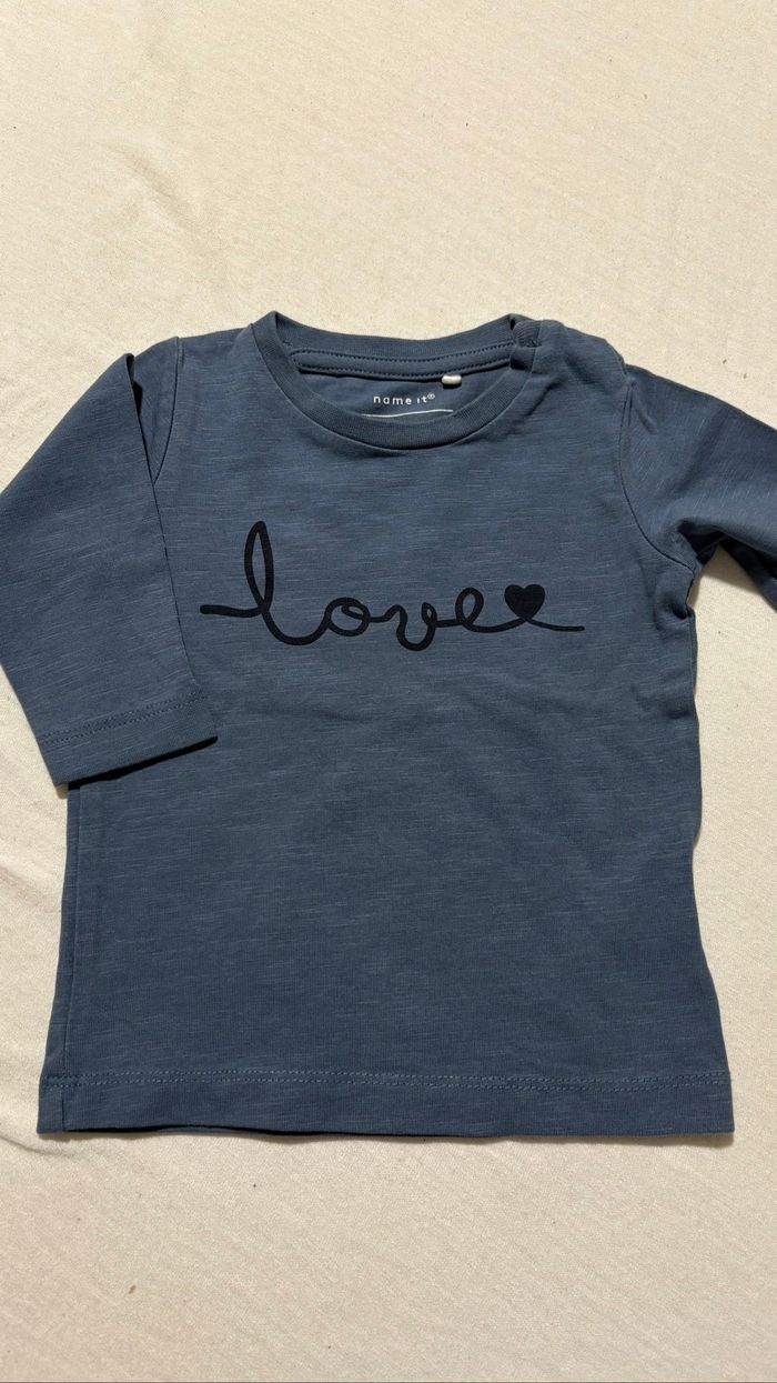 💙 Haut bleu avec inscription « Love » – Name it – 62