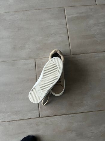 Chaussures beige neuves 33