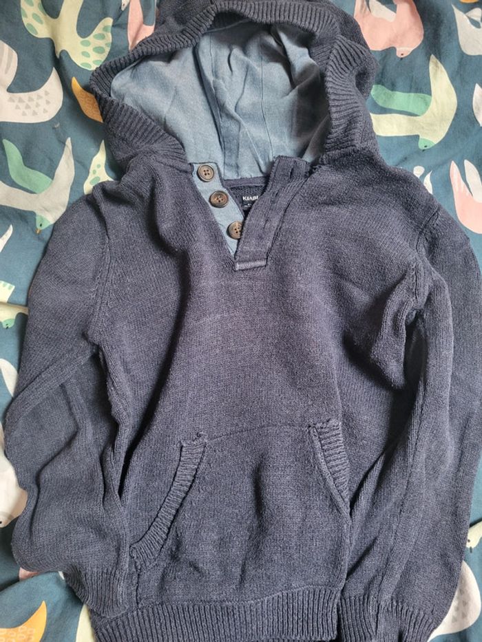 Pull à capuche très bon état juste décousu voir photo