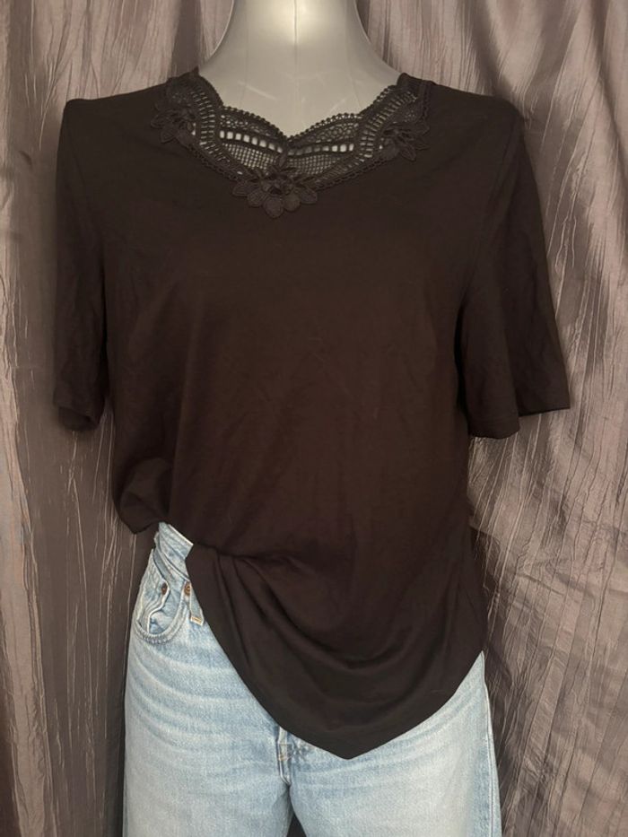 T-shirt noir fluide coton avec décolleté en dentelle Atelier GS