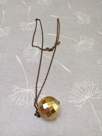 Collier boule à facettes