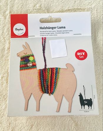 Petite lama en bois à décorer et à suspendre Rayher