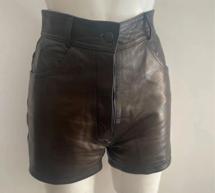 Short en cuir reflet doré