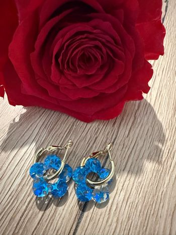 Boucles d’oreilles dorées avec fleurs  à paillettes bleu tendances (diamètre :1,6cm) 
