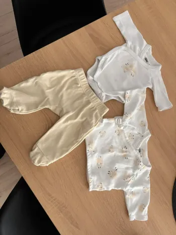 Ensemble bébé Taille 1 mois Gémo avec body, bonnet, pantalon à pied et cache cœur