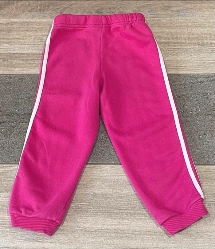 Pantalon jogging adidas rose bande blanche 18/24 mois excellent état - photo numéro 2