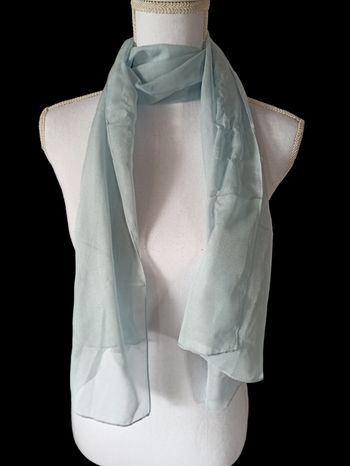 Écharpe transparente bleu ciel
