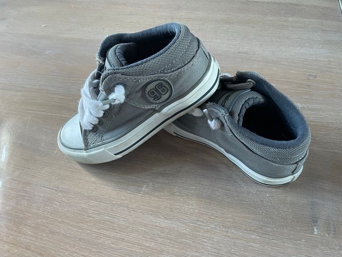 Baskets taille 27