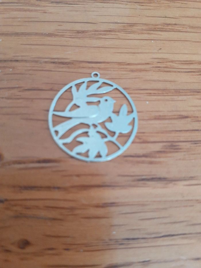 Magnifique pendentif rond très fin