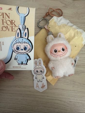 Pin for love A labubu The Monsters Popmart authentique