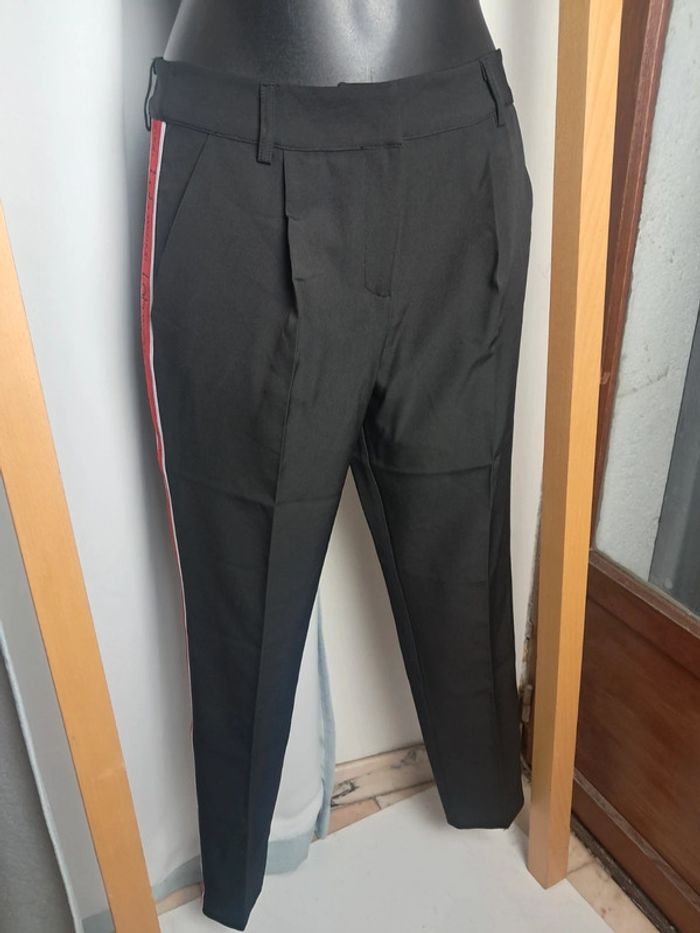 Les petites bombes pantalon ajusté T.36 neuf