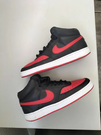 Nike
Court Vision Mid - Noir et rouge