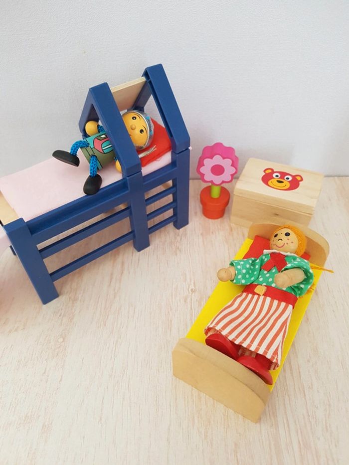Chambre d'enfant avec lit toboggan et mobilier en bois maison de poupée - photo numéro 2
