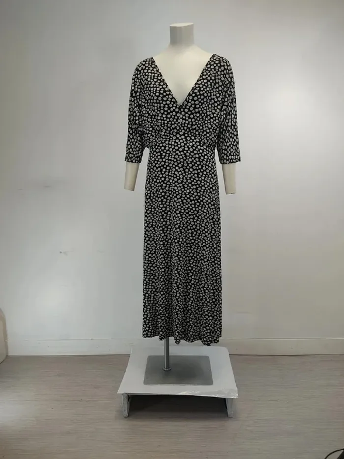 Robe longue noire à fleurs blanches en jersey crêpe, dos nu, taille M A634 - photo numéro 2