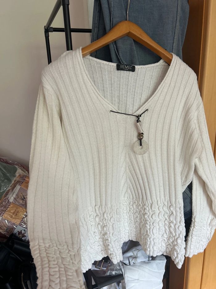 Pull col en V avec petits bijoux intégrés