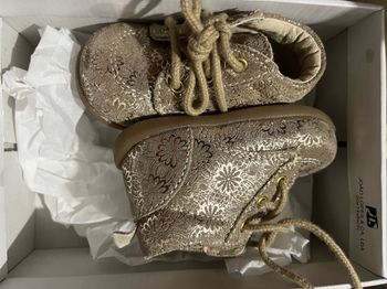 Chaussures bébé Taille 18 / neuves
