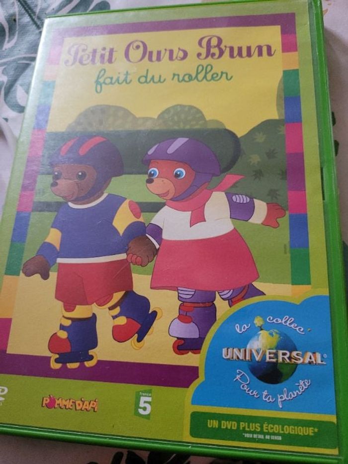 Petit ours brun fait du roller