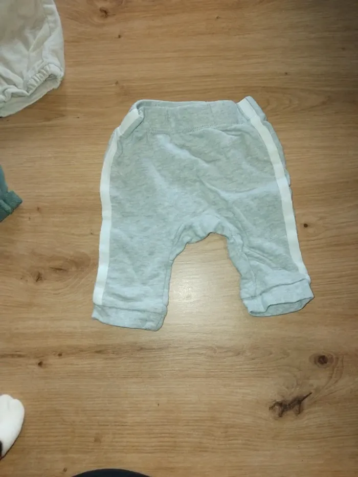 3 pantalons mixte taille 1 mois - photo numéro 2